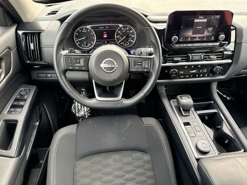Used 2023 Nissan Pathfinder SV image 16