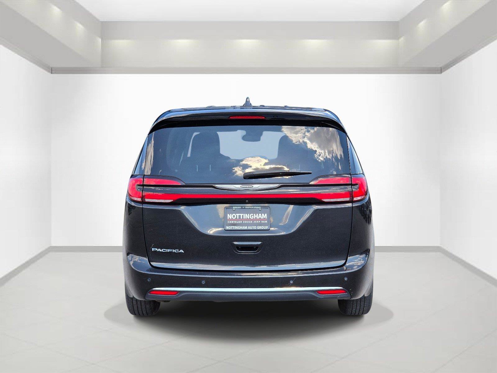Used 2023 Chrysler Pacifica Touring-L FWD image 5