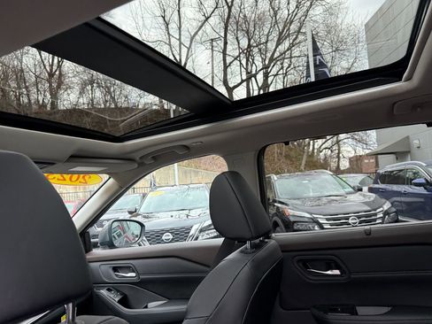 Used 2023 Nissan Rogue SV w/ SV Premium Package image 17