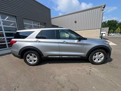 Used 2023 Ford Explorer XLT w/ Equipment Group 202A AWD/4WD image 4