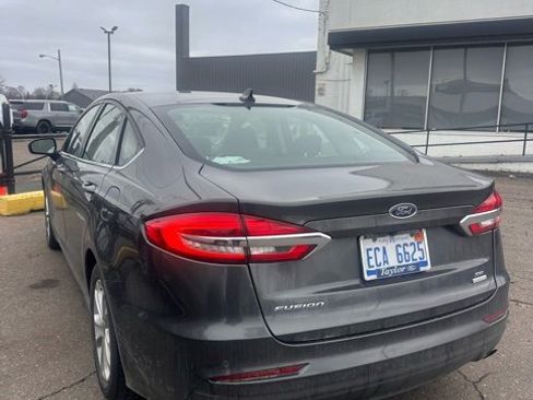 Used 2020 Ford Fusion SE image 2