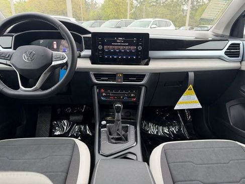 New 2026 Volkswagen Taos SE FWD image 9