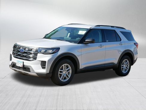 Used 2026 Ford Explorer Active AWD/4WD image 3