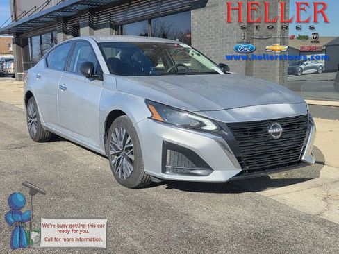 Used 2024 Nissan Altima 2.5 SV image 1