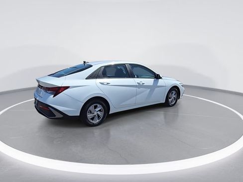 Used 2025 Hyundai Elantra SE FWD image 9