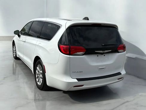 Used 2023 Chrysler Voyager LX image 2