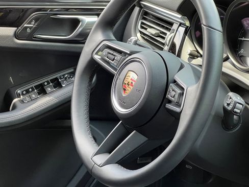 Certified 2025 Porsche Macan AWD/4WD image 21