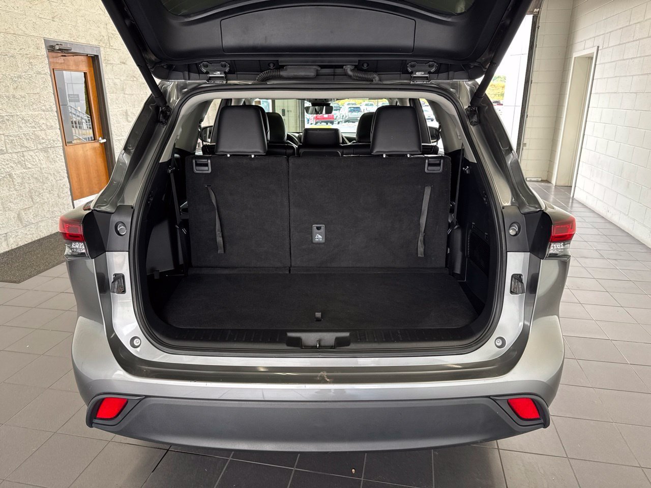 Used 2025 Toyota Highlander XLE AWD/4WD image 9