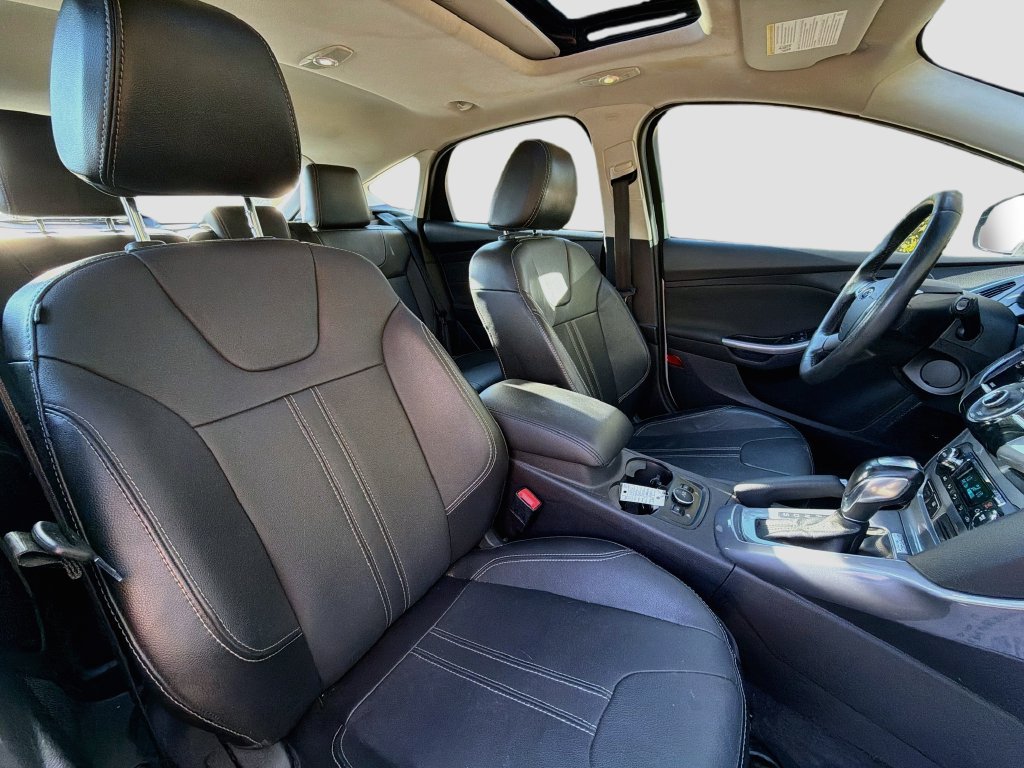 Used 2014 Ford Focus Titanium w/ Luxury Package FWD image 30