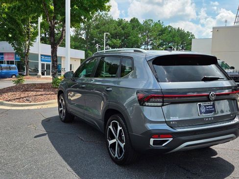 Used 2025 Volkswagen Taos SEL AWD/4WD image 3