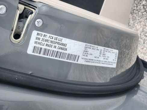 Used 2023 Chrysler Pacifica Touring-L image 34