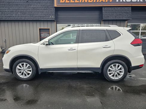 Used 2017 Nissan Rogue SV image 2