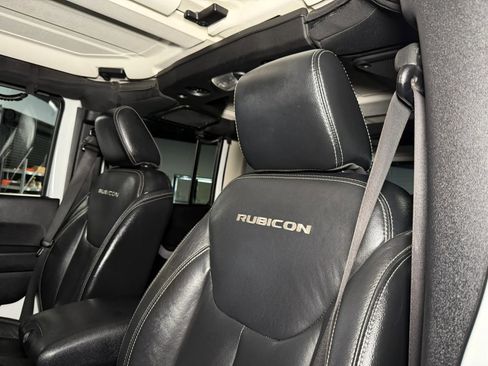 Used 2015 Jeep Wrangler Unlimited Rubicon w/ Connectivity Group AWD/4WD image 15