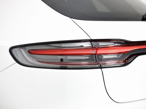 Certified 2025 Porsche Macan AWD/4WD image 14