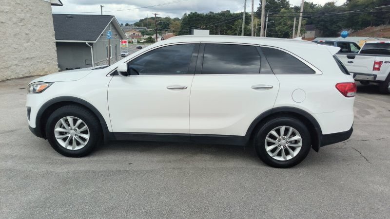 Used 2017 Kia Sorento FWD w/ LX Convenience Package image 2