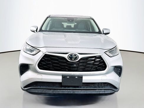 Used 2023 Toyota Highlander L FWD image 2