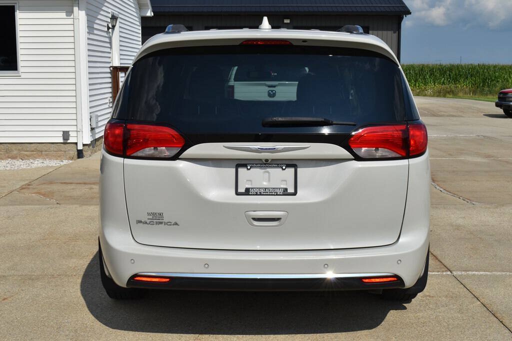 Used 2020 Chrysler Pacifica Touring-L Plus FWD image 4