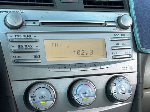Used 2010 Toyota Camry LE FWD image 17