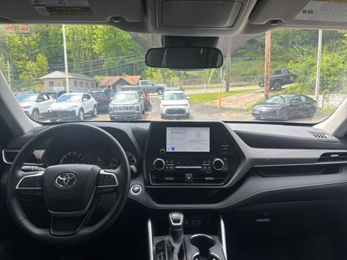 Used 2025 Toyota Highlander LE FWD image 37