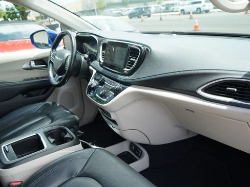 Used 2021 Chrysler Pacifica Touring-L FWD image 19