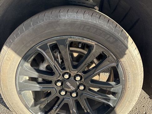 Used 2023 GMC Acadia SLE w/ Driver Convenience Package image 12