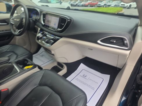 Used 2022 Chrysler Pacifica Touring-L image 12