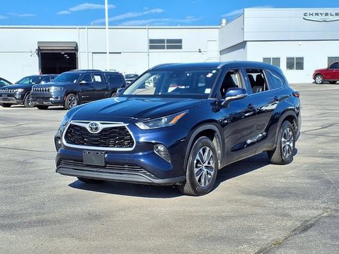 Used 2022 Toyota Highlander XLE FWD image 2