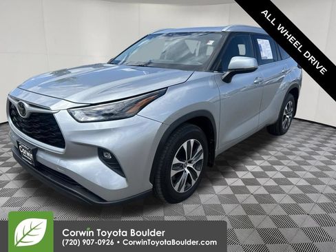 Used 2022 Toyota Highlander XLE AWD/4WD image 3