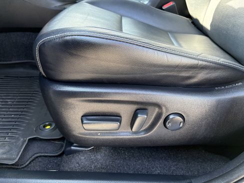 Used 2018 Toyota RAV4 Limited w/ Advanced Technology Package image 28