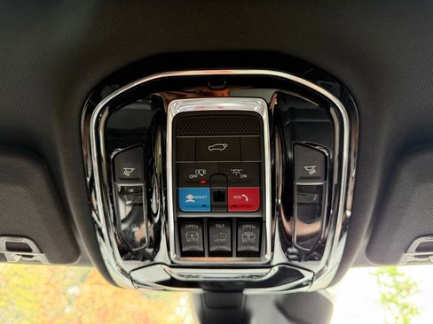 Used 2022 Jeep Grand Cherokee Summit w/ Luxury Tech Group V AWD/4WD image 28