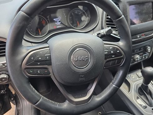 Used 2019 Jeep Cherokee Latitude Plus w/ Comfort/Convenience Group FWD image 11
