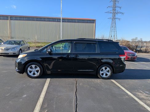 Used 2012 Toyota Sienna LE image 6