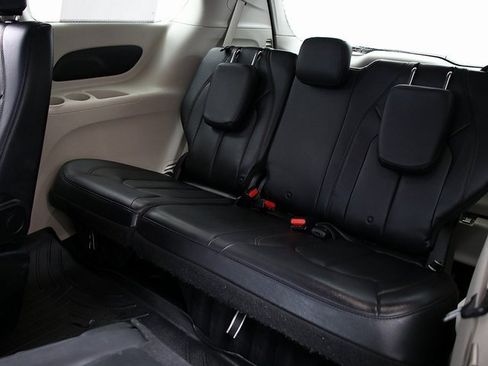 Used 2017 Chrysler Pacifica Touring-L image 12