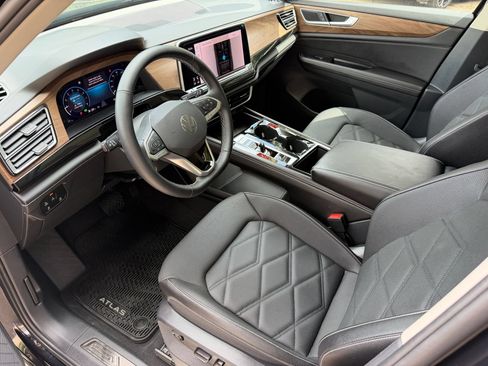 Certified 2026 Volkswagen Atlas SE FWD image 11
