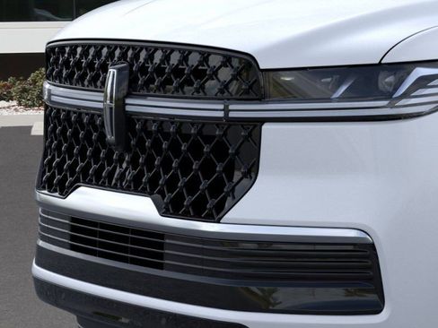 New 2025 Lincoln Navigator Reserve w/ Jet Appearance Package AWD/4WD image 17