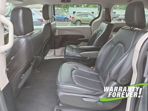 Used 2023 Chrysler Pacifica Touring-L FWD image 15