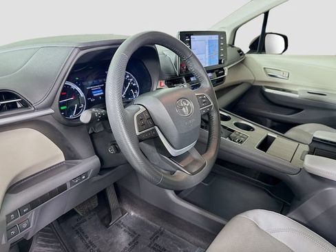 Certified 2024 Toyota Sienna Limited image 9