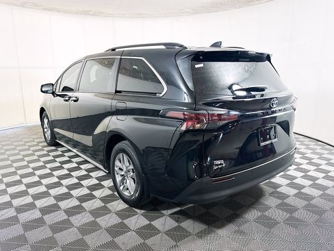 Used 2025 Toyota Sienna XLE FWD image 5