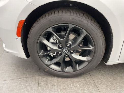 New 2026 Chrysler Pacifica Limited w/ Uconnect Theater Family Group image 10