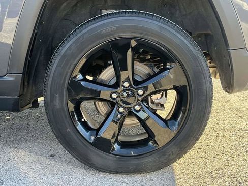 Used 2023 Jeep Grand Cherokee Altitude image 10