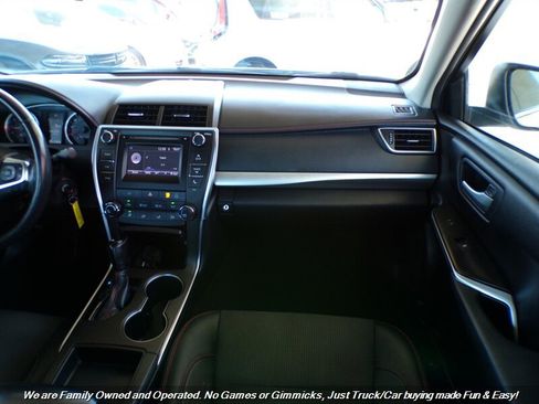 Used 2016 Toyota Camry SE FWD image 32