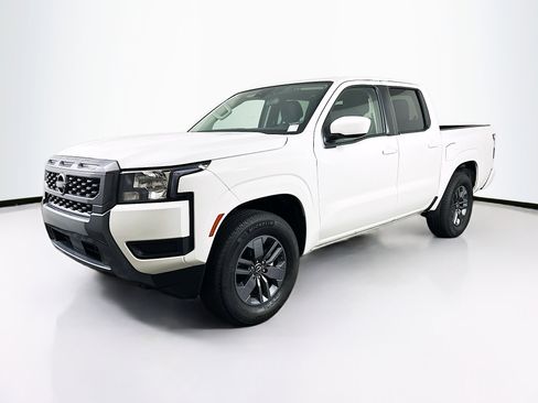 Used 2025 Nissan Frontier SV image 3