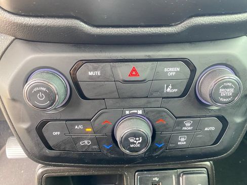 Used 2021 Jeep Renegade Latitude FWD image 24