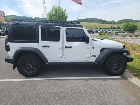 Used 2024 Jeep Wrangler Unlimited Sport w/ Convenience Group AWD/4WD image 9