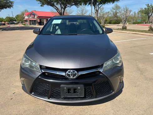 Used 2016 Toyota Camry SE image 2