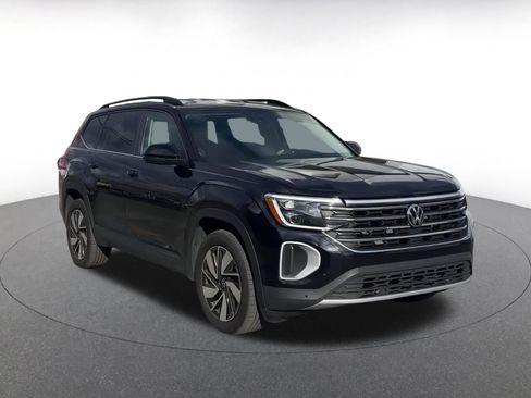 Used 2025 Volkswagen Atlas SE image 3