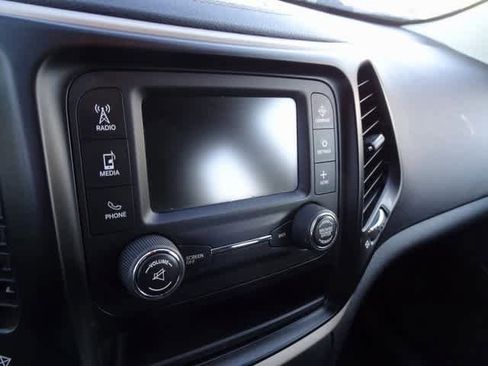 Used 2017 Jeep Cherokee Sport image 10