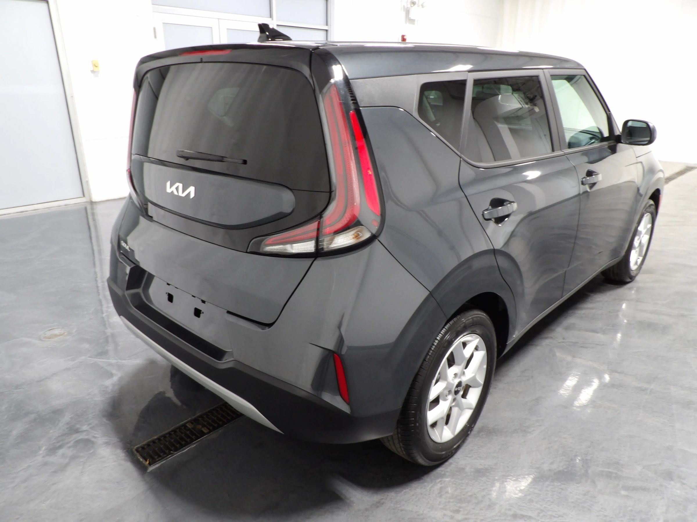 Used 2025 Kia Soul LX FWD image 4