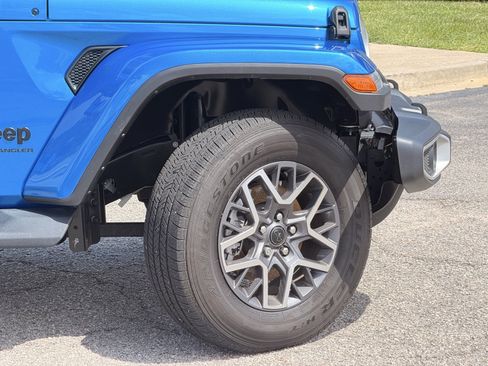 Used 2025 Jeep Wrangler Unlimited Sahara AWD/4WD image 5