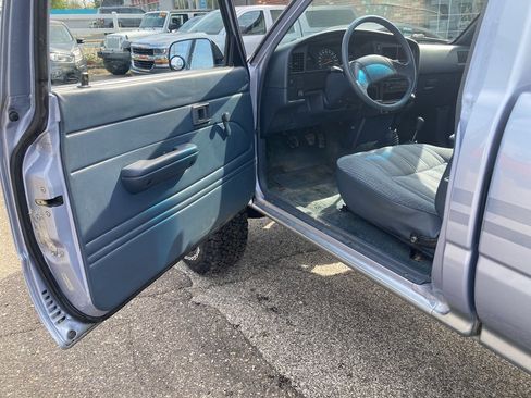 Used 1991 Toyota Pickup Deluxe AWD/4WD image 5
